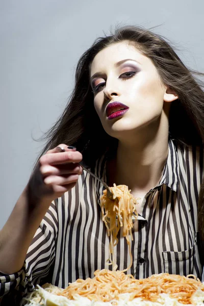 吃意大利菜的华丽年轻黑发女人 — 图库照片