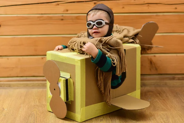 Avião Papelão Infância Menino Piloto — Fotografia de Stock