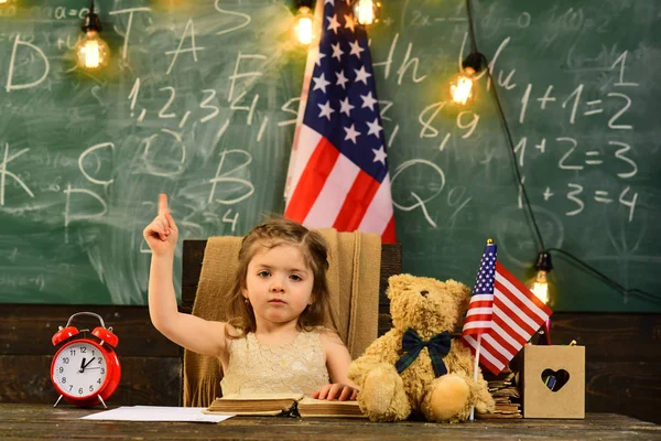 Öğretmen seviyeye ilerleyen önce belirli beceri öğrenmek çocuk gerektirir. Çocuk ne düşündüğünü düşünmeyi öğretti gerekir. Grup dört mutlu insanlar Amerikan bayrağı sallayarak sahip.