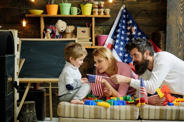 Dziecko Rodzicami Grać Plastikowych Klocków Flagi Amerykańska Rodzina Ładna Syn — Zdjęcie stockowe