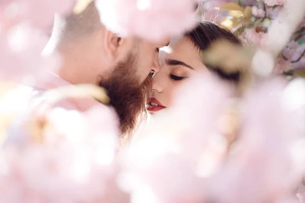 Paixão Conceito Amor Homem Mulher Beijando Jardim Florescendo Dia Primavera — Fotografia de Stock