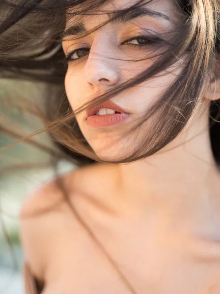 Morena Nua Sensual Fundo Natural Mulher Atraente Sexy Com Maquiagem — Fotografia de Stock