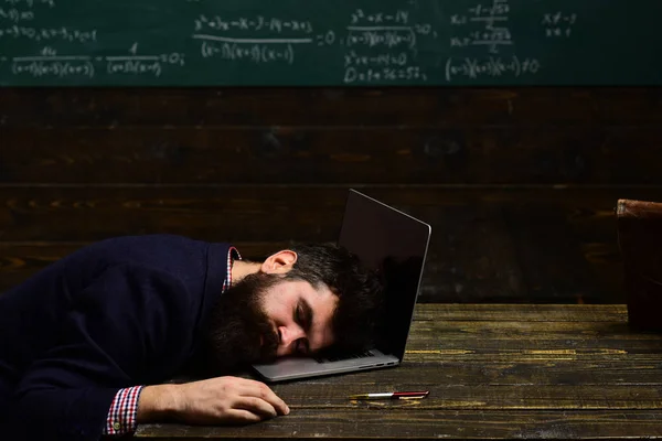 Profesora Atenta Hablando Con Estudiante Ciencias Universidad Tomar Notas Crucial —  Fotos de Stock