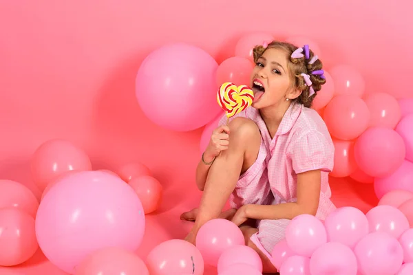 Balões Festa Miúdo Com Caracóis Moda Pijama Infância Felicidade Sonhos — Fotografia de Stock