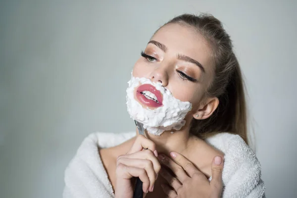 Woman Shaving Her Face Cut Throat Razor Beautiful Girl Holding — Stock Photo, Image