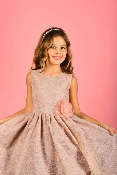 Κοριτσάκι Μοντέρνο Φόρεμα Prom Μικρό Κορίτσι Παιδί Στο Φόρεμα Prom — Φωτογραφία Αρχείου