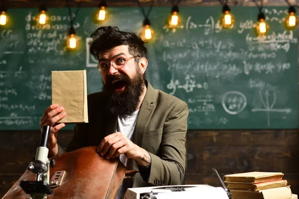 Profesor Gafas Leyendo Informes Estudiantes Talentosos Corrigiendo Errores Profesor Respeta —  Fotos de Stock