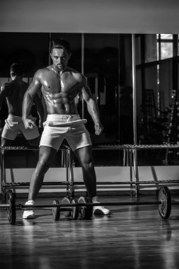 Barbell ile kas adam