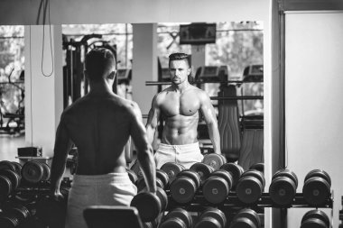 kaslı adam dumbbell ile