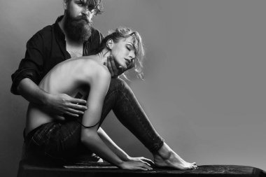 seksi iki kadın ve sakallı adam