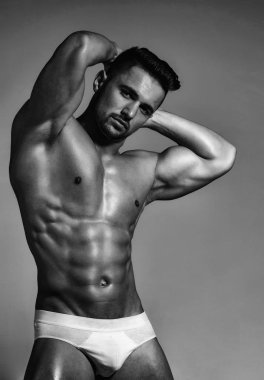 Yakışıklı adam veya kas maço