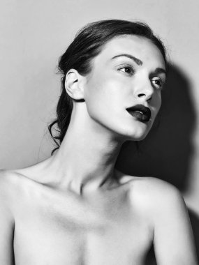 pembe bir arka plan üzerinde güzel bir kız