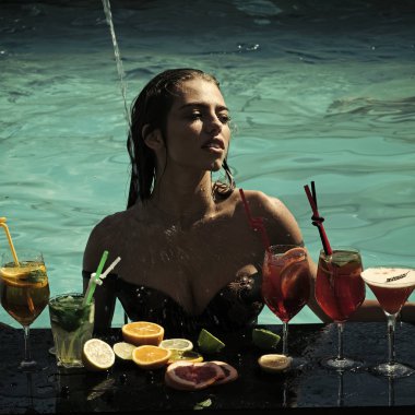 Kokteyl ve seksi kız havuzda.