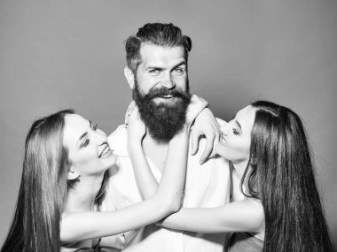 Sakallı adam ve iki kadın