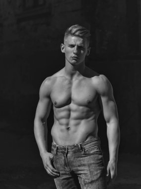 Kas Genç adam. Erkek vücut bakımı iyileştiriyor.