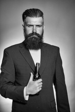 Sakallı adam bira şişesi ile