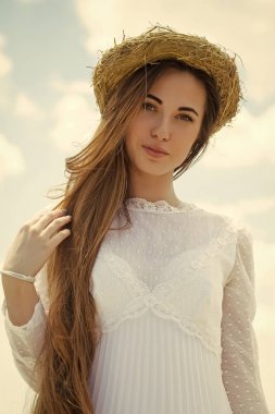 Gökyüzü arka plan üzerinde kadın veya kız poz