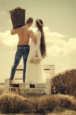 Gri gökyüzü üzerinde bankta aşık çift sarılmak