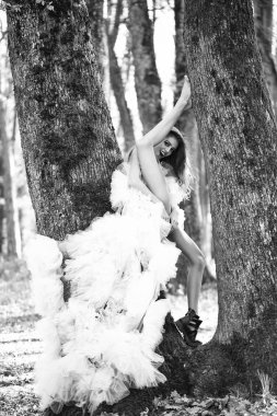 Glamour kadının yanına ağaç