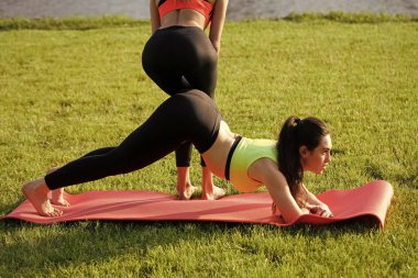 Yaz aylarında yoga yaparak tutmak kadınlar uygun