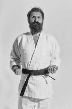 Sakallı karate adam, acımasız beyaz ciddi hipster kimono içinde