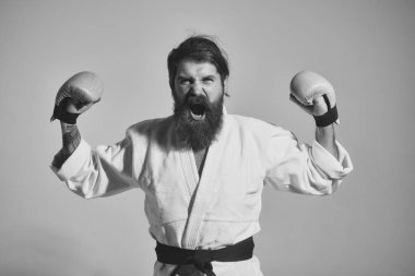 mutlu karate erkek kimono ve boks eldivenleri bağırarak sakallı