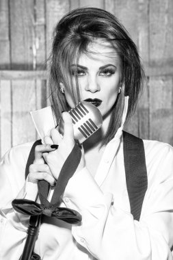retro kadının mikrofona şarkı