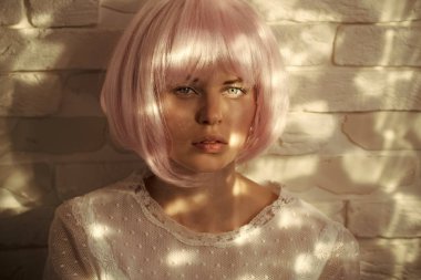 Sevimli yüzü beyaz tuğla duvar ile model