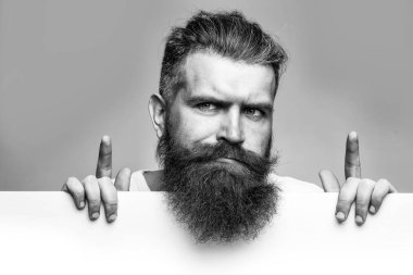 Sakallı thougtful adam kağıt ile