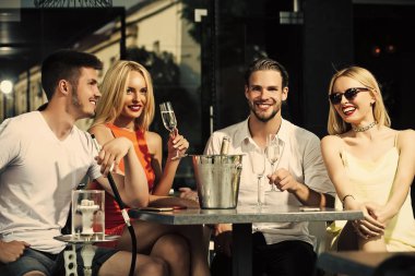 Mutlu arkadaş nargile ve içecek alkol lounge bar Buhar