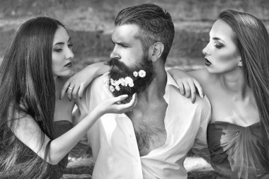 sakallı adam ve kadın merdivenlerde