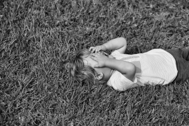 Şirin bebek çocuk ağlıyor elleriyle yüzünü gizler