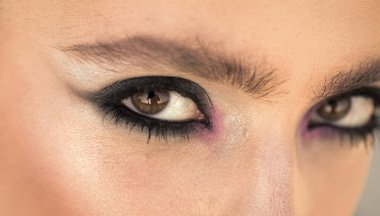 Makyaj yumuşak deri, kadın için Gençlik. Kadın gözü ile bakmak olun. Moda şık kız, makyaj trendi görünümünü. Son saatlerinde yanında bulunanlar ve cilt bakımı kozmetik. Güzellik ve moda kız