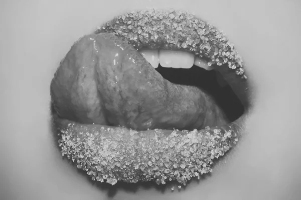 Mulut manis. closeup of beautiful seductive sexy juicy soft red sweet lips in granulated sugar with tongue licking from open mouth of caucasion young girl face, horizontal picture — Stok Foto