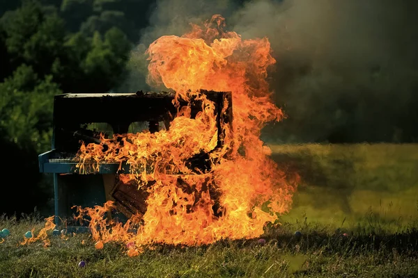 Piano i lågor. brinnande piano. Musik i brand. — Stockfoto