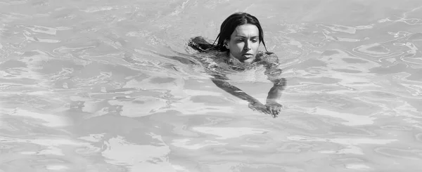 Jolie femme sexy dans la piscine — Photo