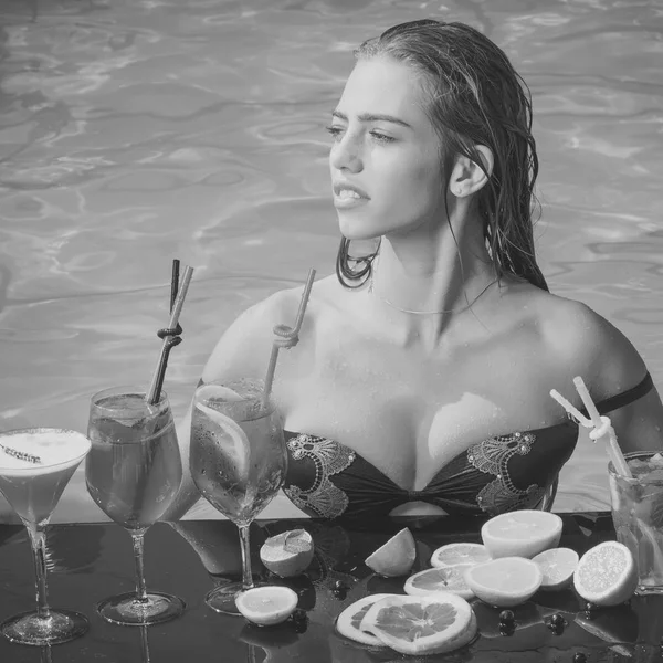 Mujer en la piscina con cóctel y fruta en las vacaciones de verano —  Fotos de Stock