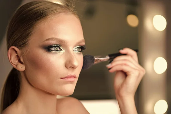 Glamour makeup for pretty woman in beauty salon. Glamour look with makeup brush — Stock Photo, Image