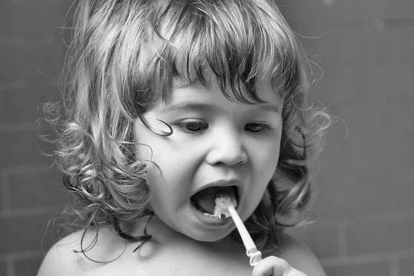 Menino com escova de dentes — Fotografia de Stock