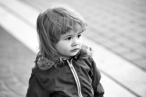 Kleiner Junge mit süßem Gesicht — Stockfoto