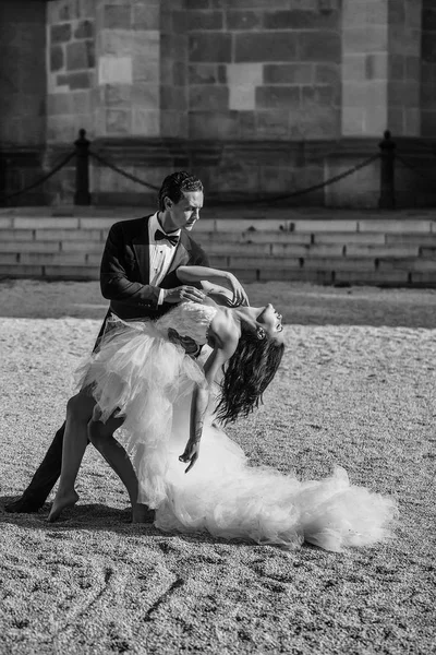 Casamento sexy casal dançando ensolarado ao ar livre — Fotografia de Stock