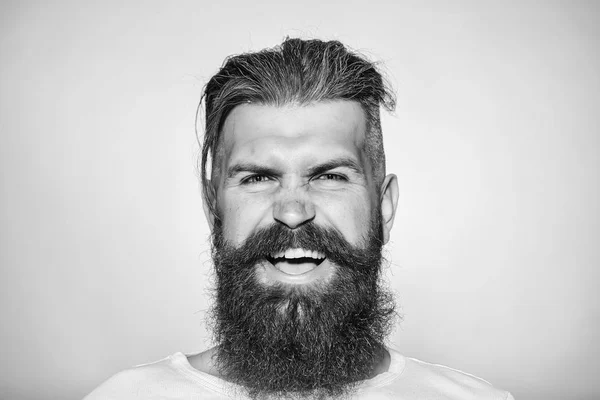 Усміхаючись бородатого мужчини — стокове фото