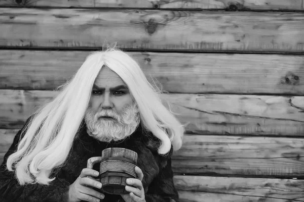 Uomo barbuto con tazza di legno — Foto Stock