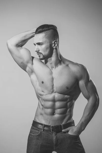 Athletischer Bodybuilder Mann auf grauem Hintergrund. — Stockfoto