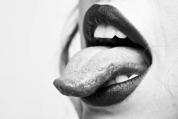 Сексуальные женские губы — стоковое фото
