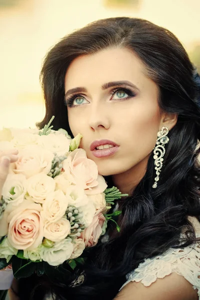Bride with long brunette hair with flower. — Stock Photo, Image