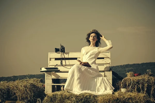 Kadın gri gökyüzü kitap okuma