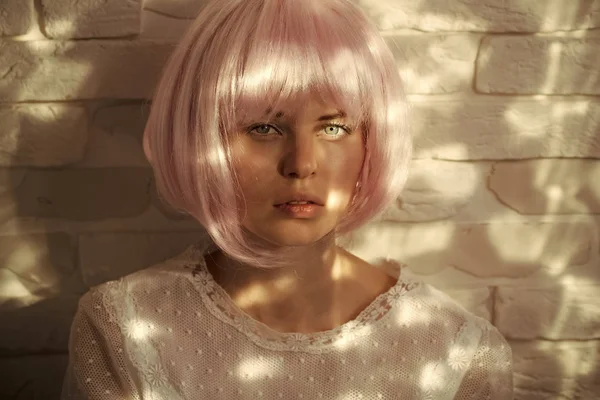 Sevimli yüzü beyaz tuğla duvar ile model