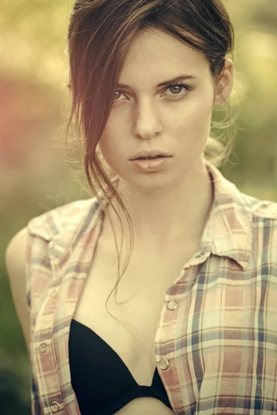 격자 무늬 셔츠 아래 검은 브래지어에 여자. — 스톡 사진