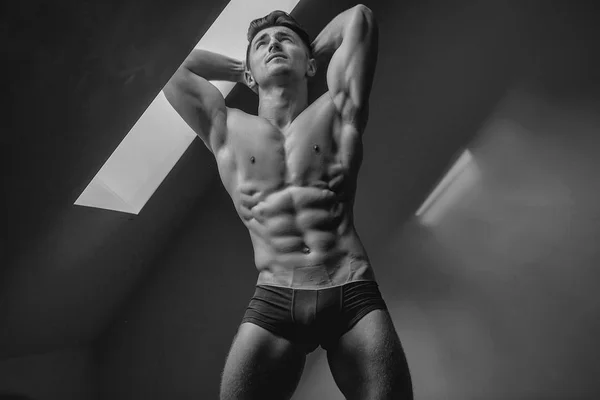 Los hombres curan el cuidado corporal. Muscular sexy hombre cerca de ventana — Foto de Stock